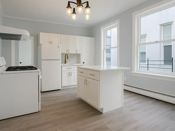 396 Woodlawn Avenue image 8 of 20