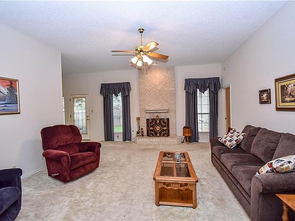 3rd image of 1045 Oaklands Dr