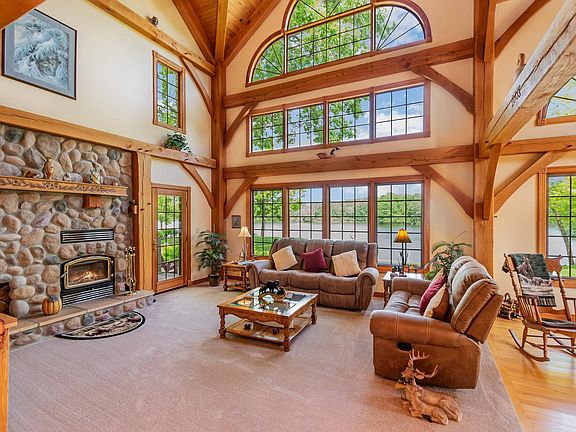 4th image of 1276 Queensway Dr