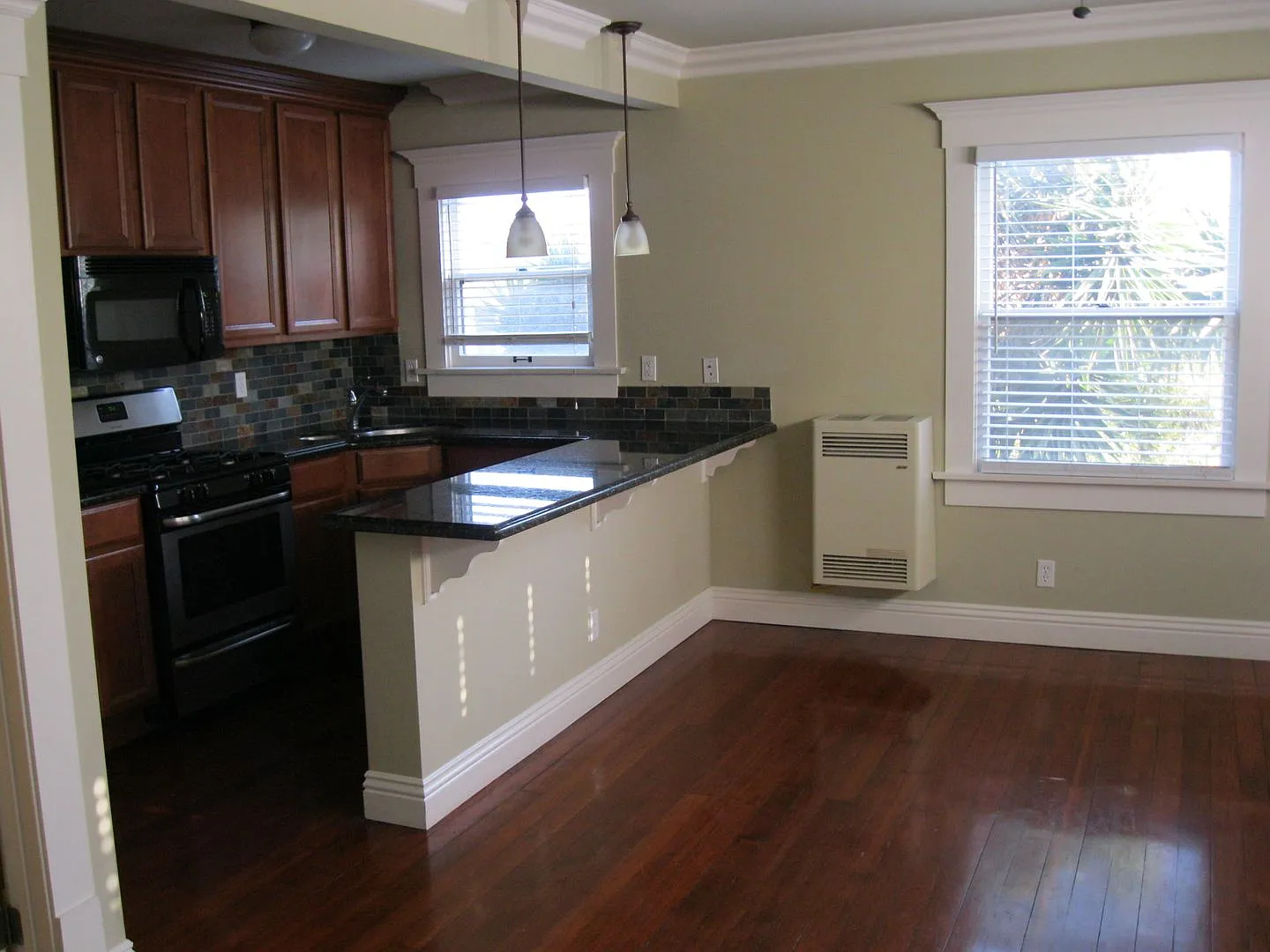 Broadway Manor — Photo 2