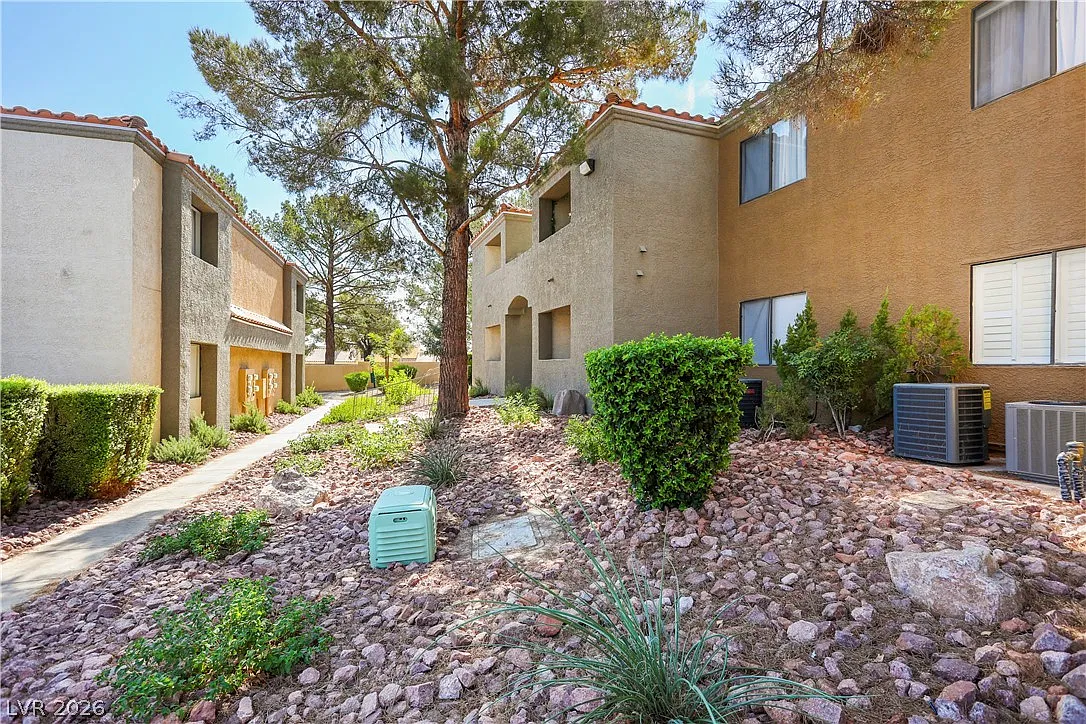 1 bed, 1.0 bath, 704 sqft, $1,375 — Photo 1