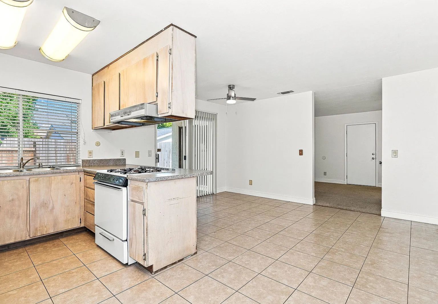 3 bed, 2.0 bath, 1353 sqft, $2,495 — Photo 4