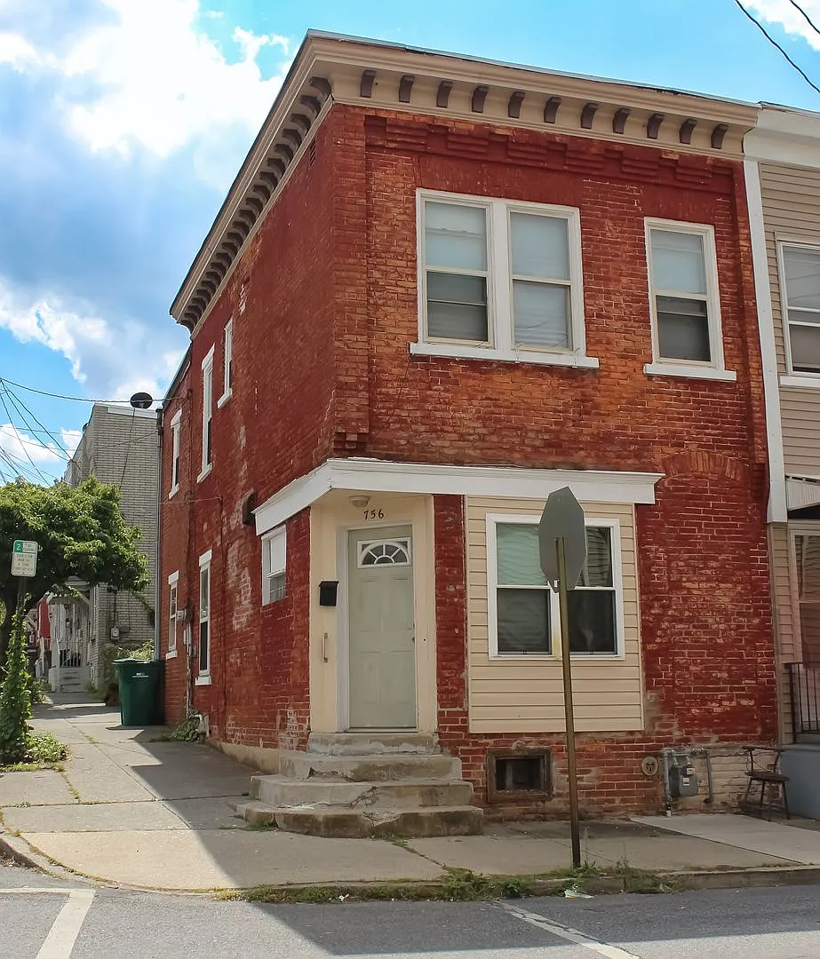 3 Bedroom-1 Full Bath End Unit — Photo 1