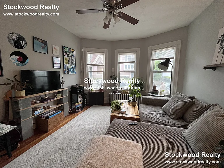 274 E Cottage St #1 — Photo 2