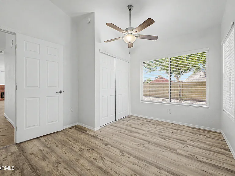 7637 W North Ln — Photo 18