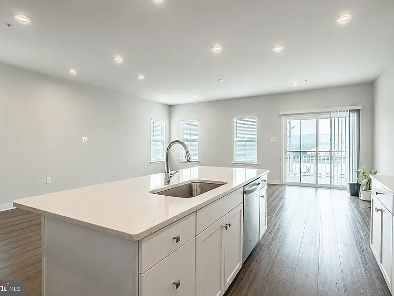 208 Chase Dr — Photo 6