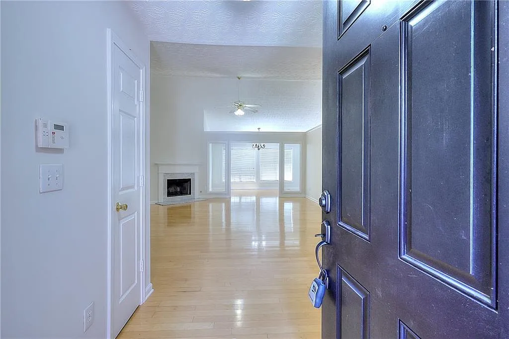 4 bed, 2.0 bath, 2356 sqft, $2,800 — Photo 4