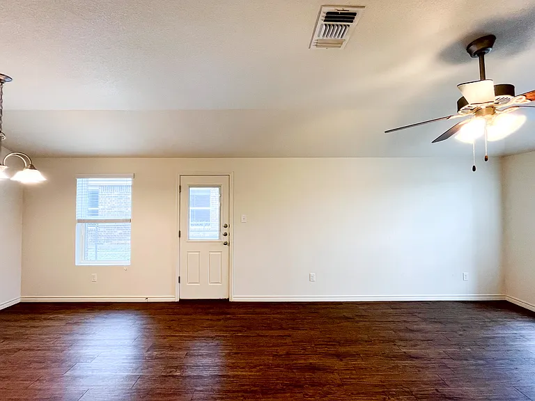 1515 Justin Loop #B — Photo 6