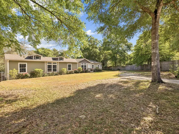 748 Phillips Dr, Freeport, FL 32439