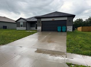 2979 N Dickerson Ave, Springfield, MO 65803