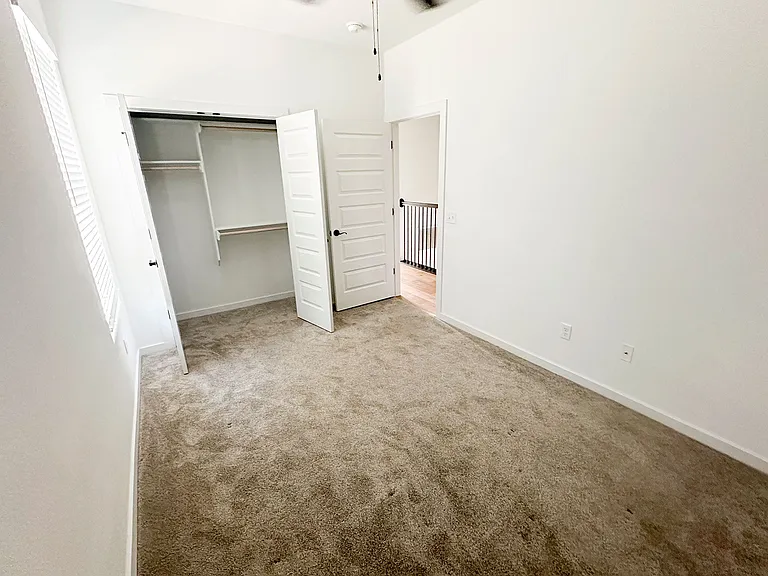 933 W Holly St — Photo 17