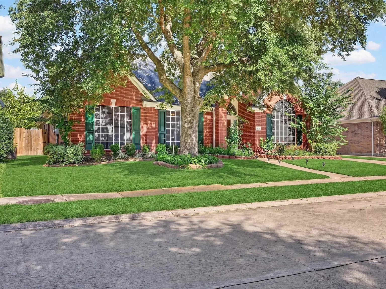 4 bed, 2.5 bath, 2552 sqft, $2,350 — Photo 4