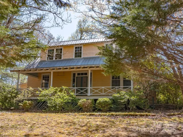 443 Shand St, Saluda, NC 28773