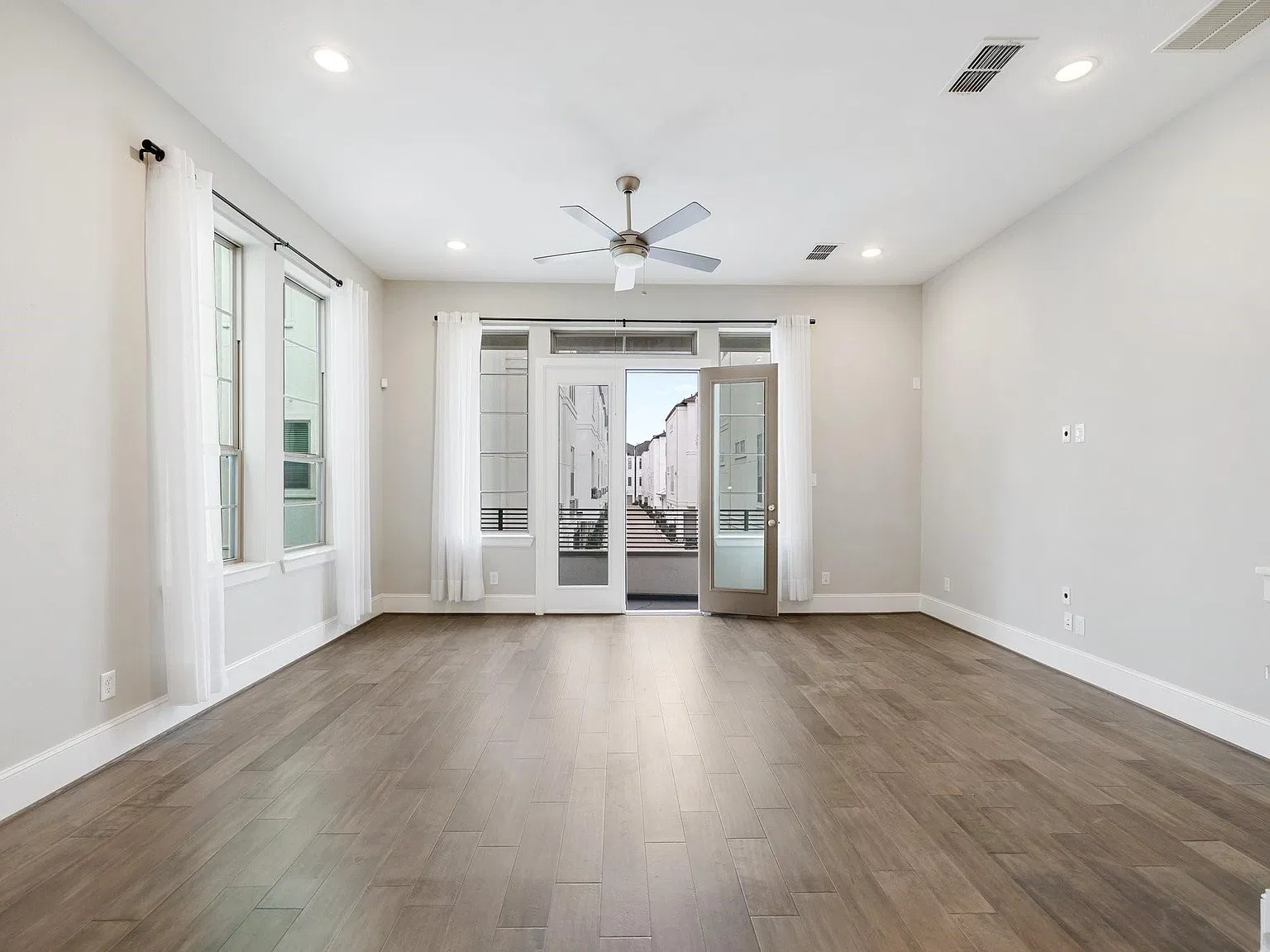 3 bed, 3.5 bath, 2106 sqft, $3,400 — Photo 2