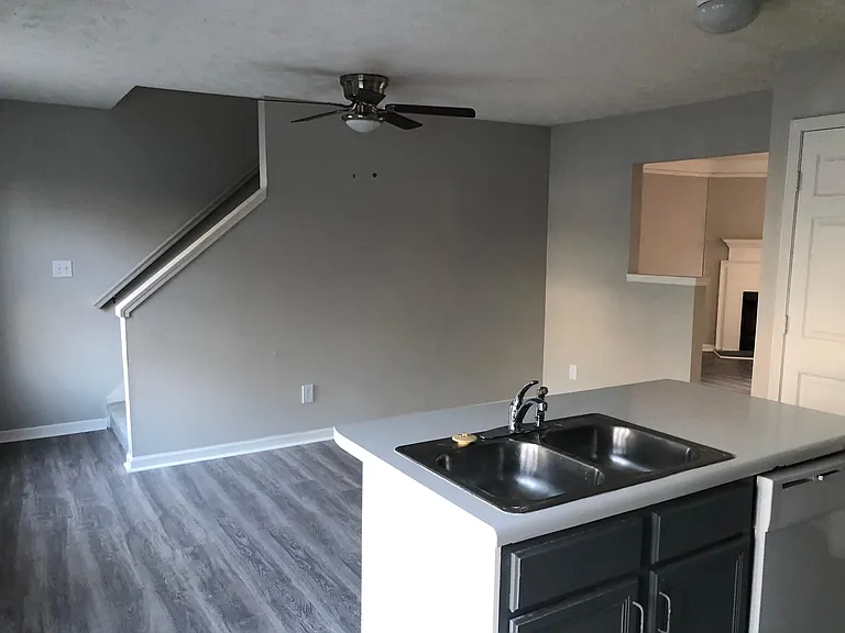 992 Vintage Pointe Dr — Photo 4
