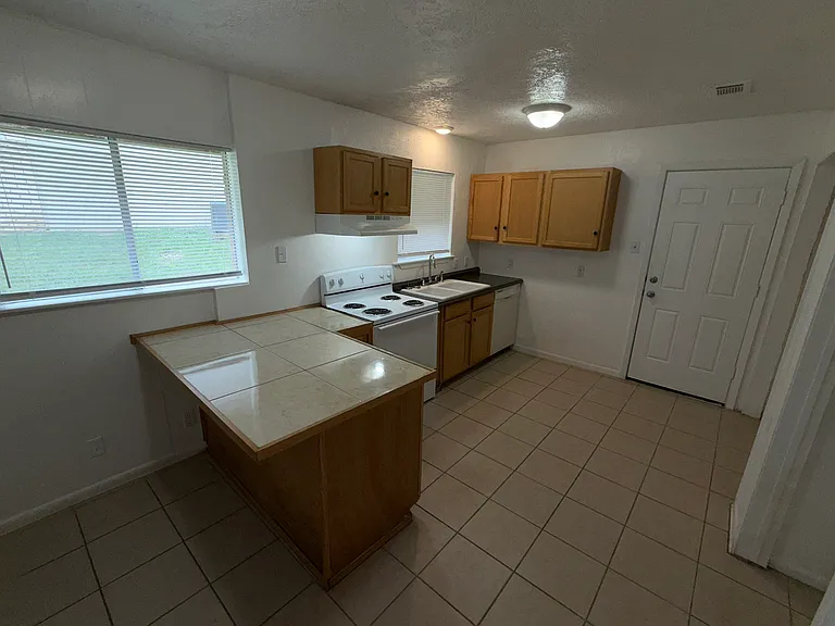 3608 Robinhood Dr — Photo 11