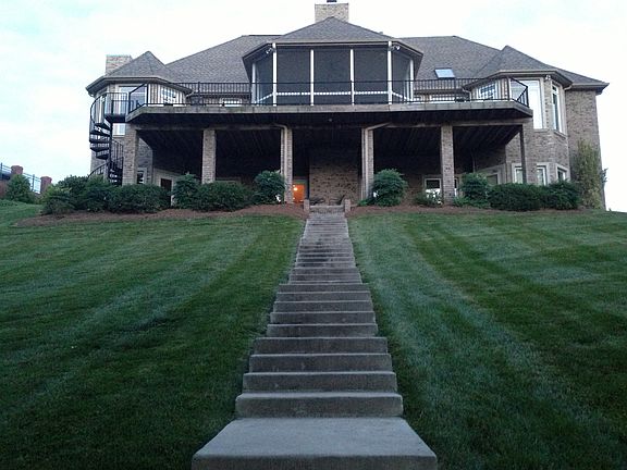 2nd image of 207 Blue Heron Dr