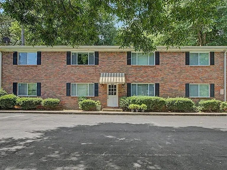 2430 Coosawattee Dr NE — Photo 2