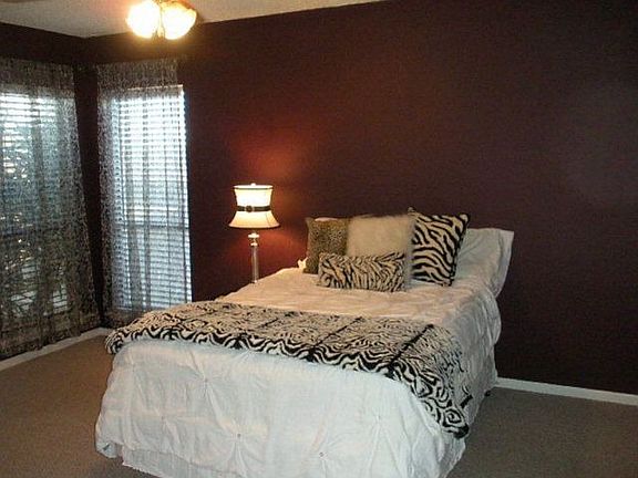 3rd image of 704 Queenswood Trl