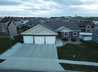 4406 Opal Dr, Bismarck, ND 58503