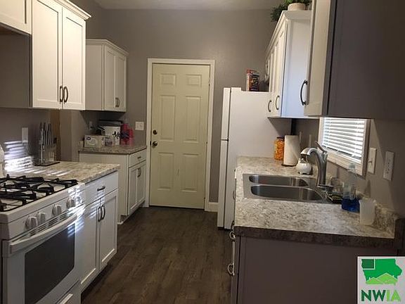 3rd image of 415 Turner St