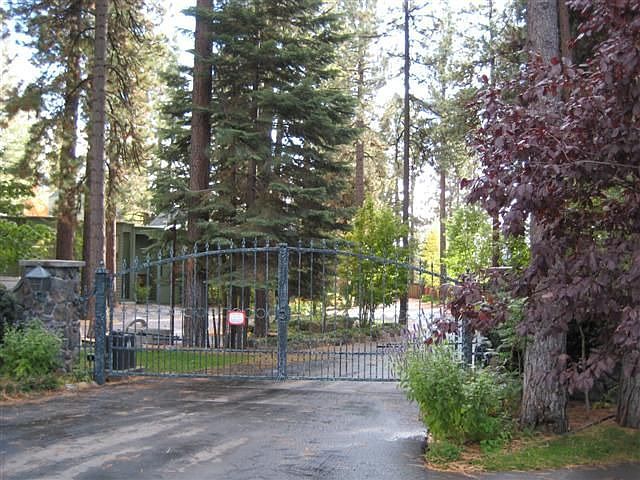 Gated Complex on Lakeshore