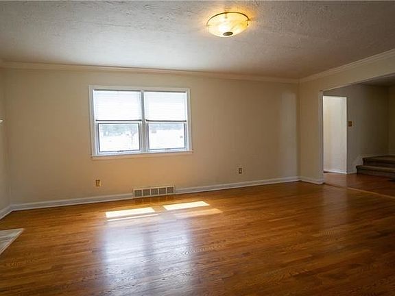 4th image of 240 E Christie Ave