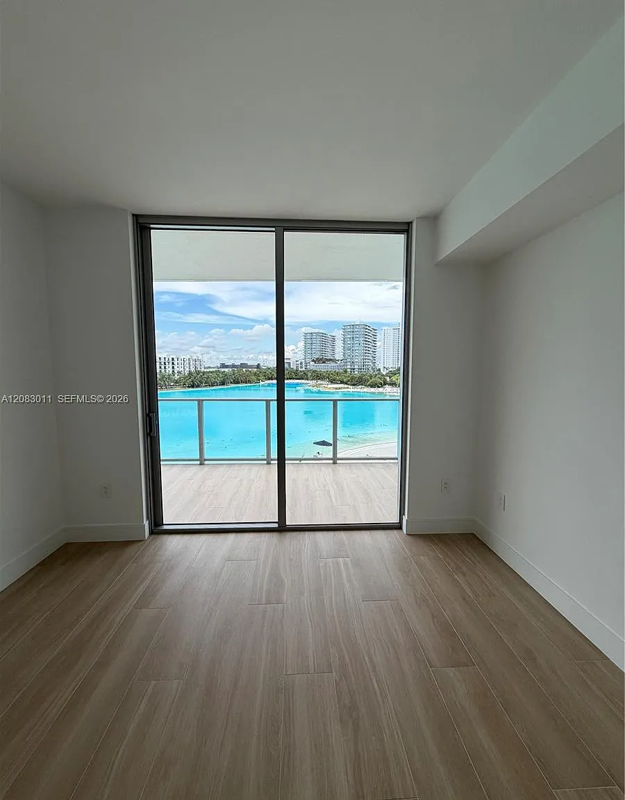 Biscayne Landing — Photo 4