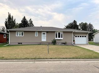 164 1st St N, Carrington, ND 58421