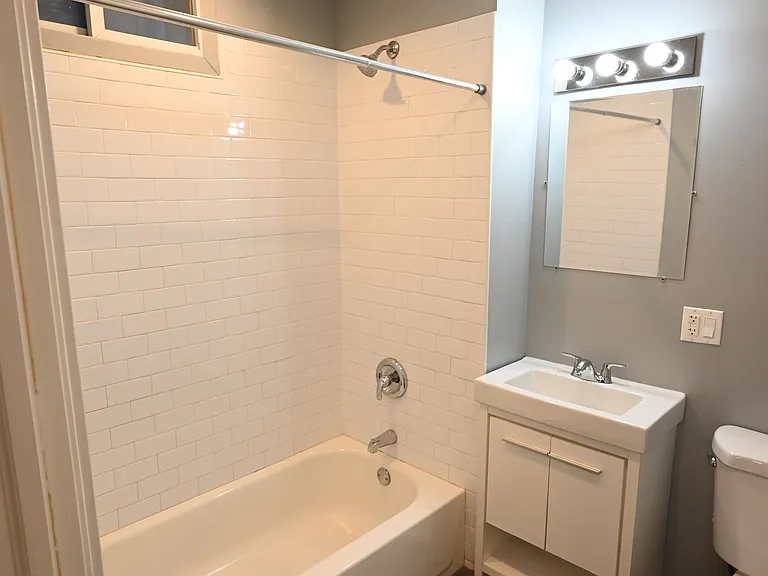 2750 W Cermak Rd #2R — Photo 7