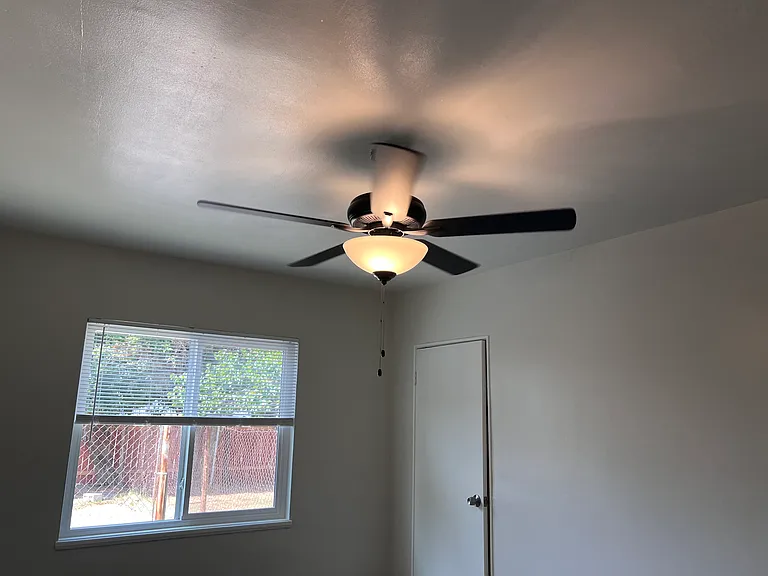 915 E Wingate St — Photo 15