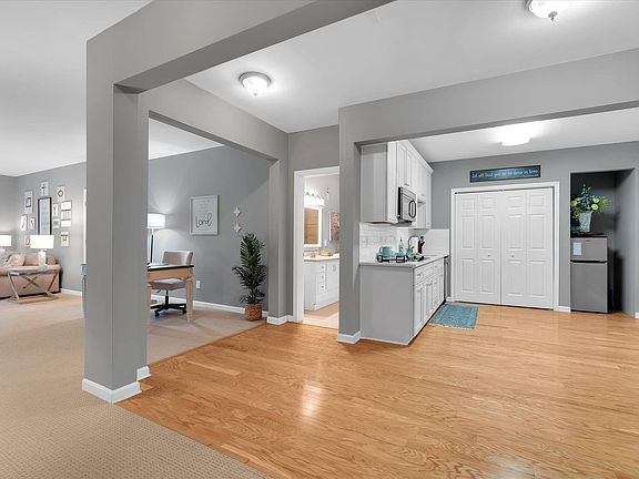 5th image of 8 Coulter Ct