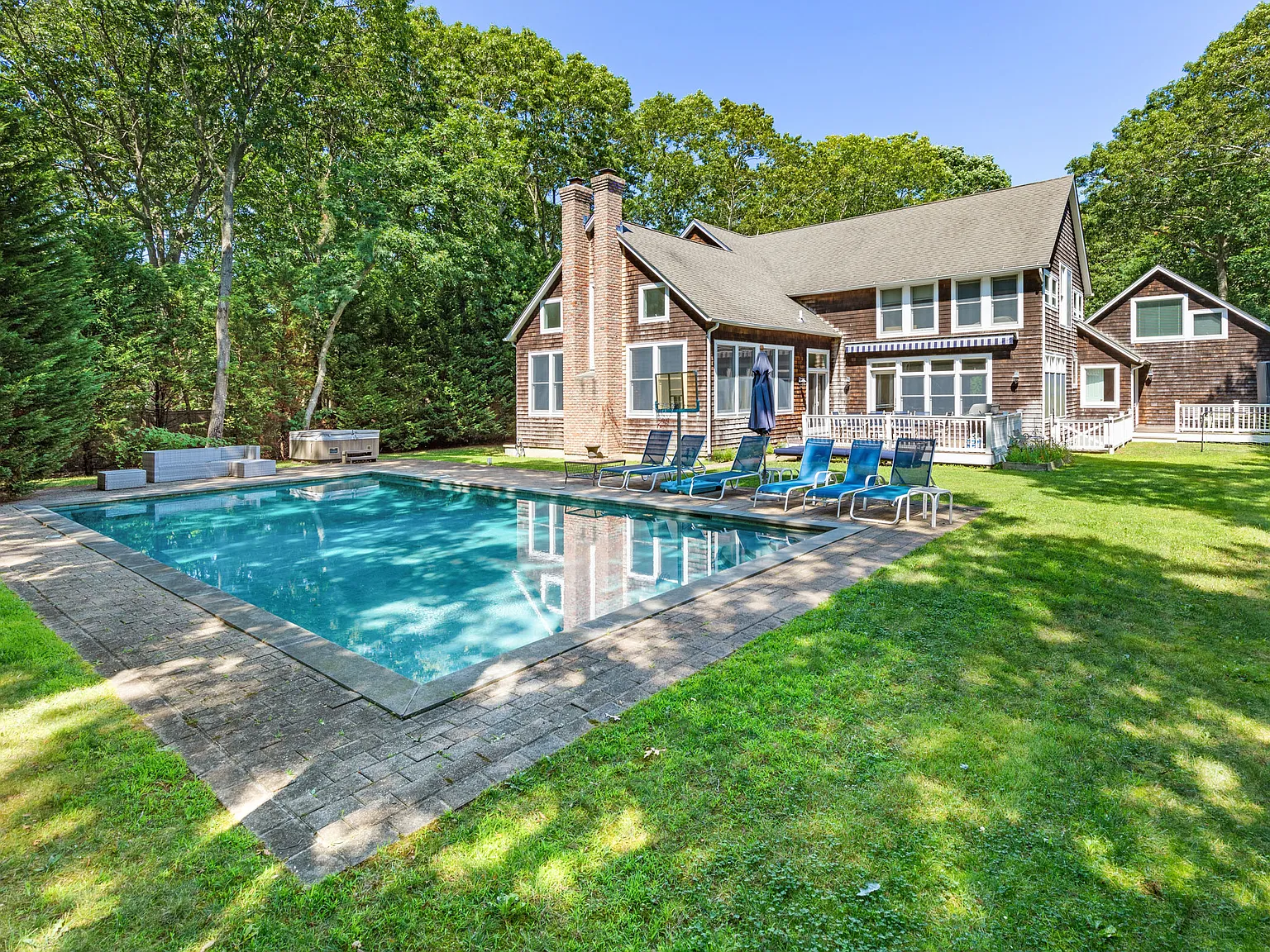 Large house with a pool in Wainscott — Photo 3