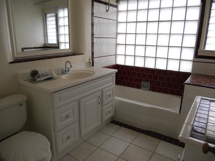 1st image of 388 W Artesia St