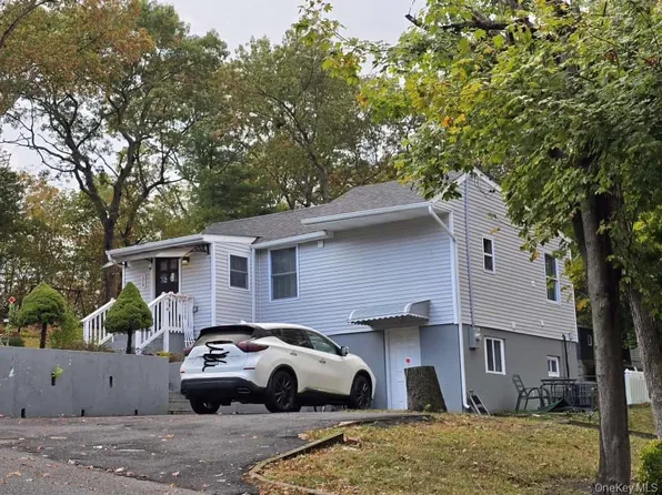 174 Woodycrest Drive, Farmingville, NY 11738