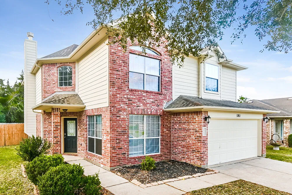 3 bed, 2.5 bath, 2121 sqft, $2,460 — Photo 1