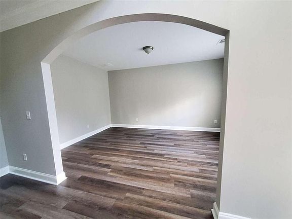 3rd image of 832 Scenic Creek Dr
