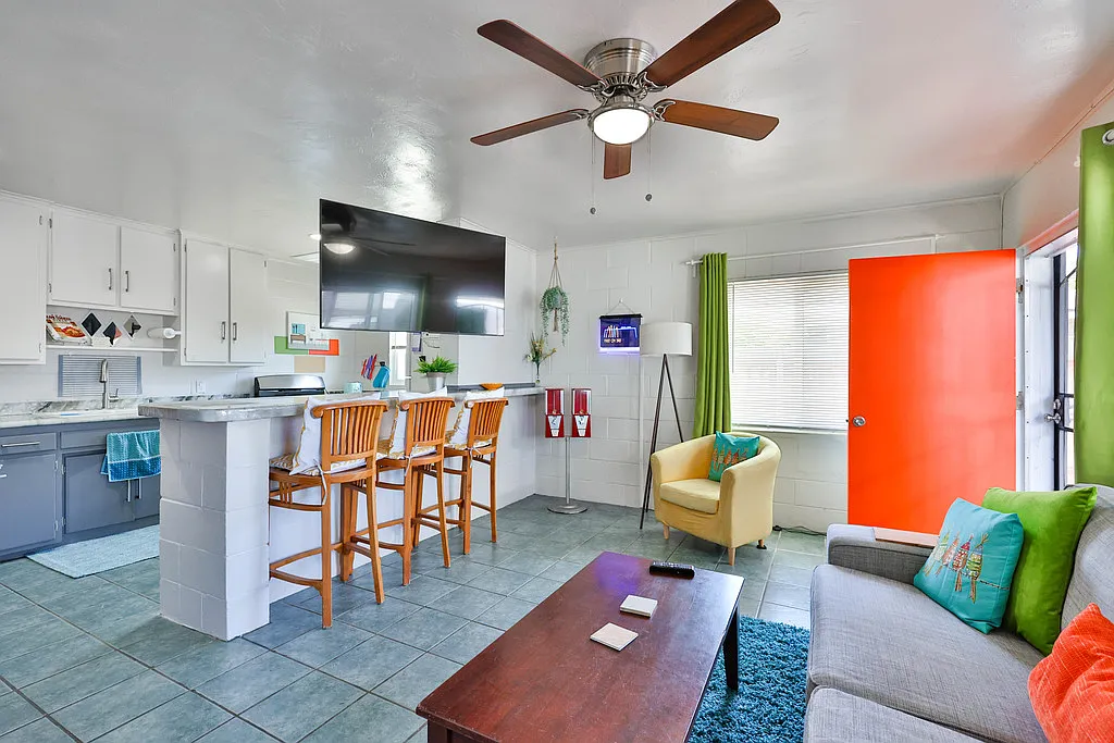 2 bed, 1.0 bath, $5,100 — Photo 2