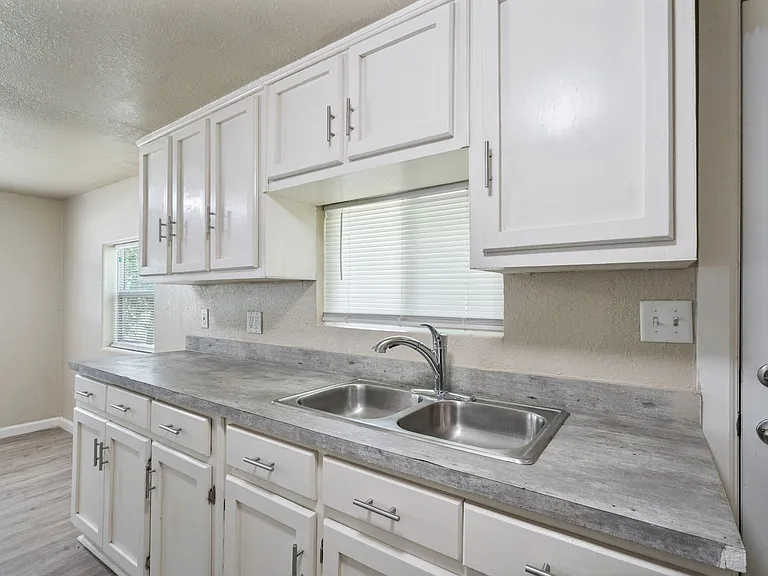 1000 Qualia Dr — Photo 8