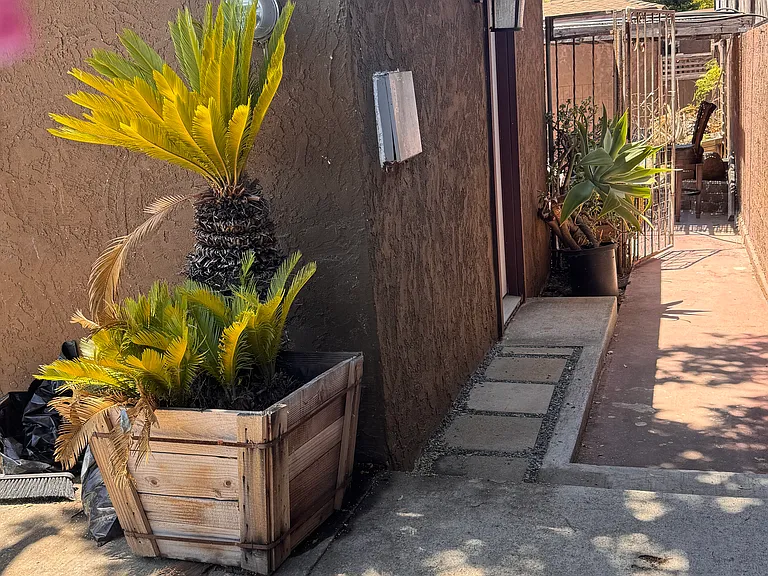 1341 E 4th St E — Photo 2