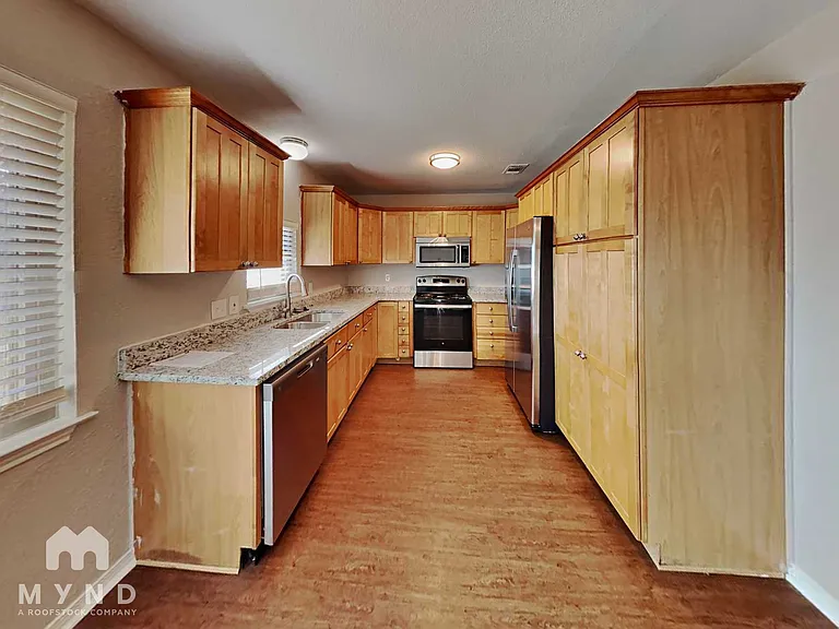 461 NW Charlyne Dr — Photo 4