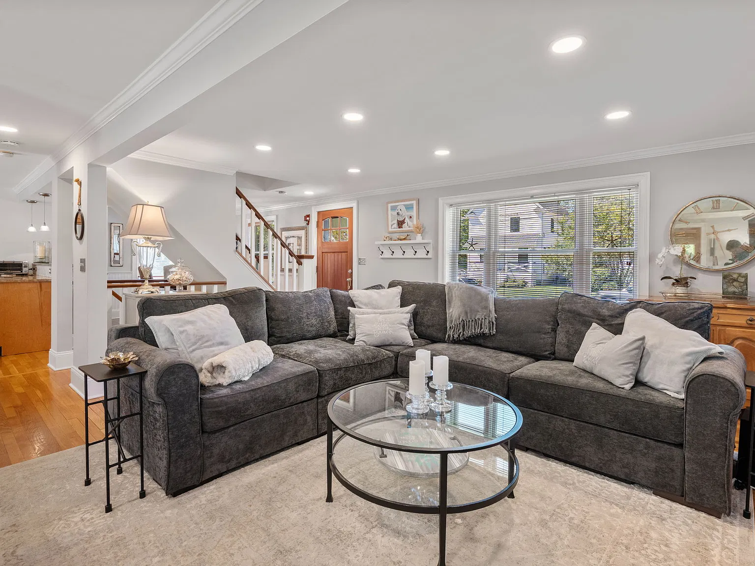 3 bed, 2.5 bath, 1381 sqft, $8,000 — Photo 3