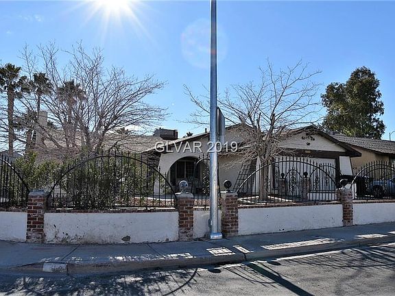 3rd image of 212 Tamarack Dr
