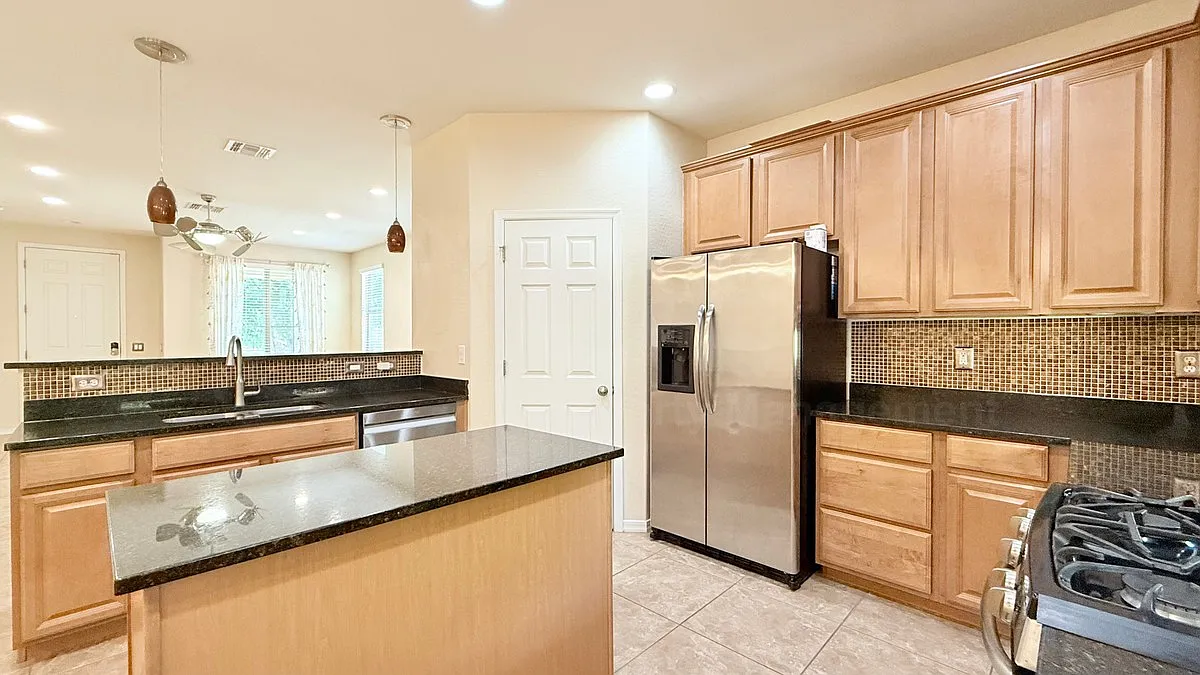 3 bed, 2.5 bath, 2110 sqft, $2,185 — Photo 4