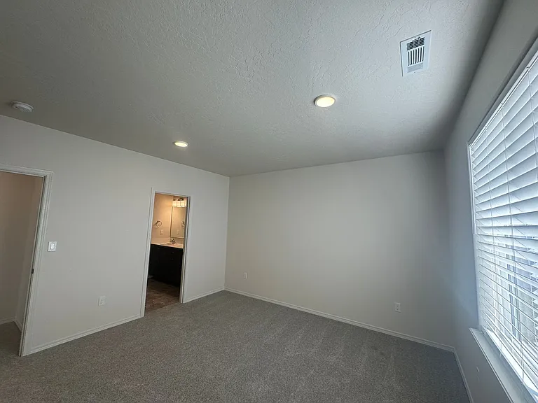 2303 S 58th Ave — Photo 9