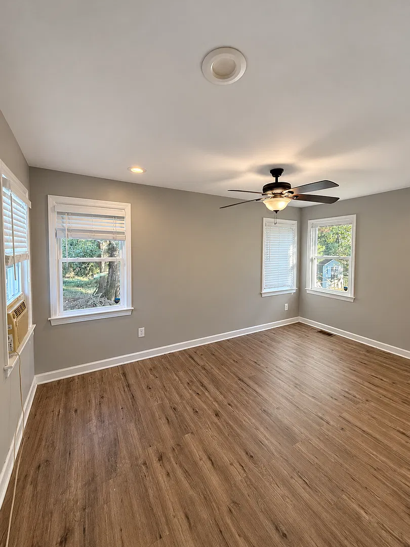 Updated 3 Bedroom / 2 Bathroom Home Near Campus! — Photo 4