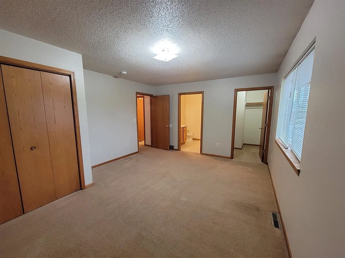 3 bed, 2.5 bath, $1,400 — Photo 4
