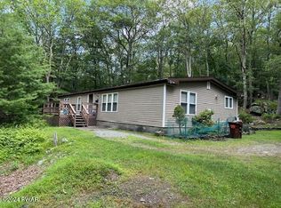 106 White Oak Dr, Shohola, PA 18458