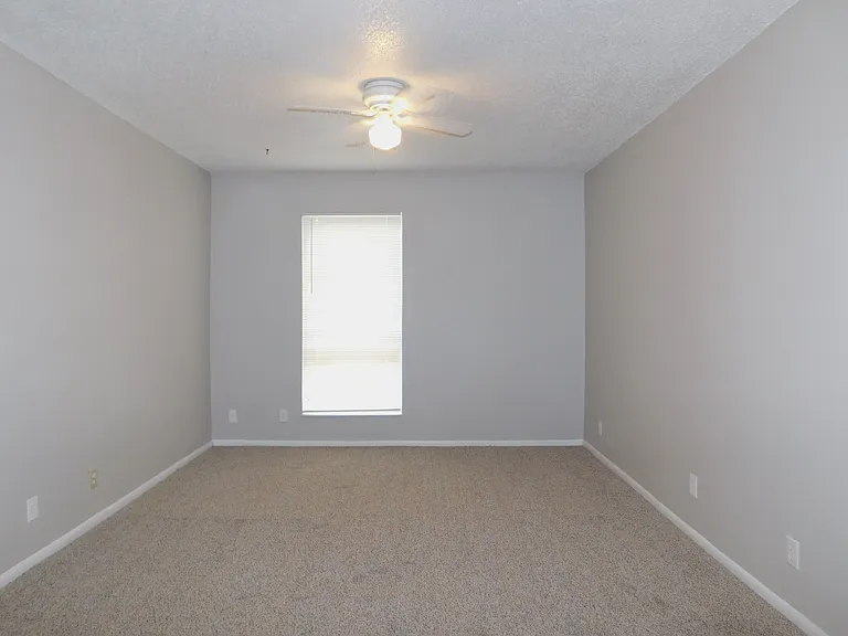 1915 Kingswood Ct — Photo 11