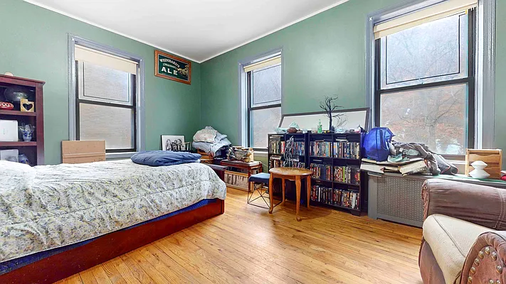 Sold by Bizzarro Agency | media 12